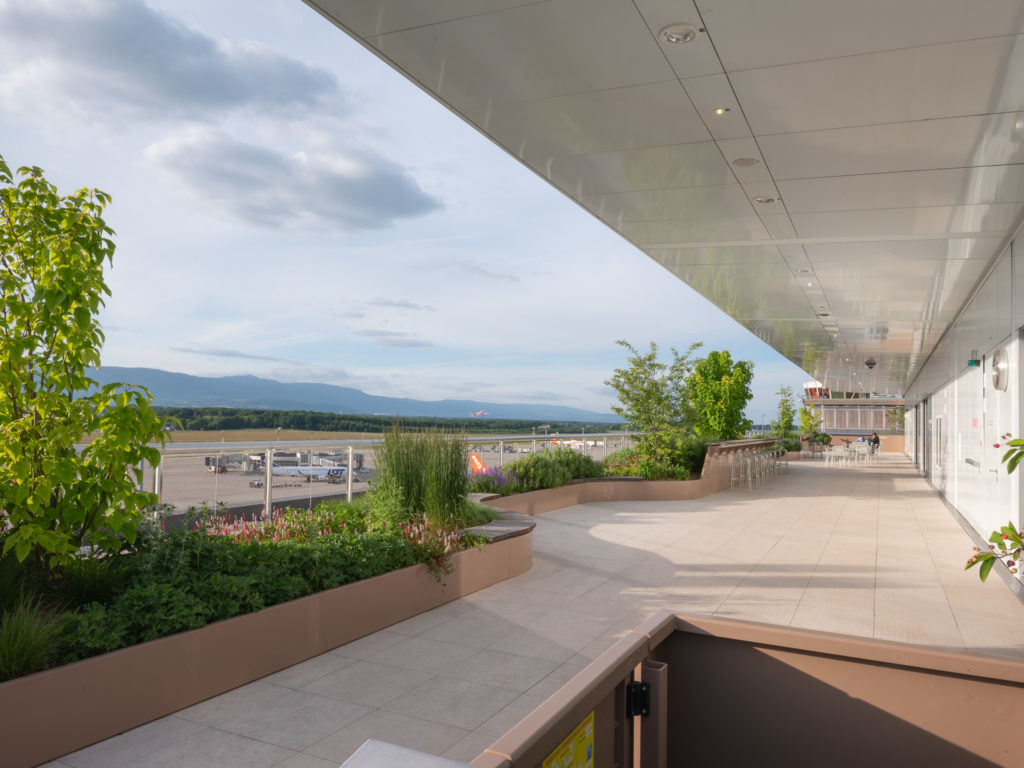 © TERRASSE PANORAMA - GENÈVE AÉROPORT © LAURA KELLER © CHRISTIAN DUPRAZ ARCHITECTURE OFFICE